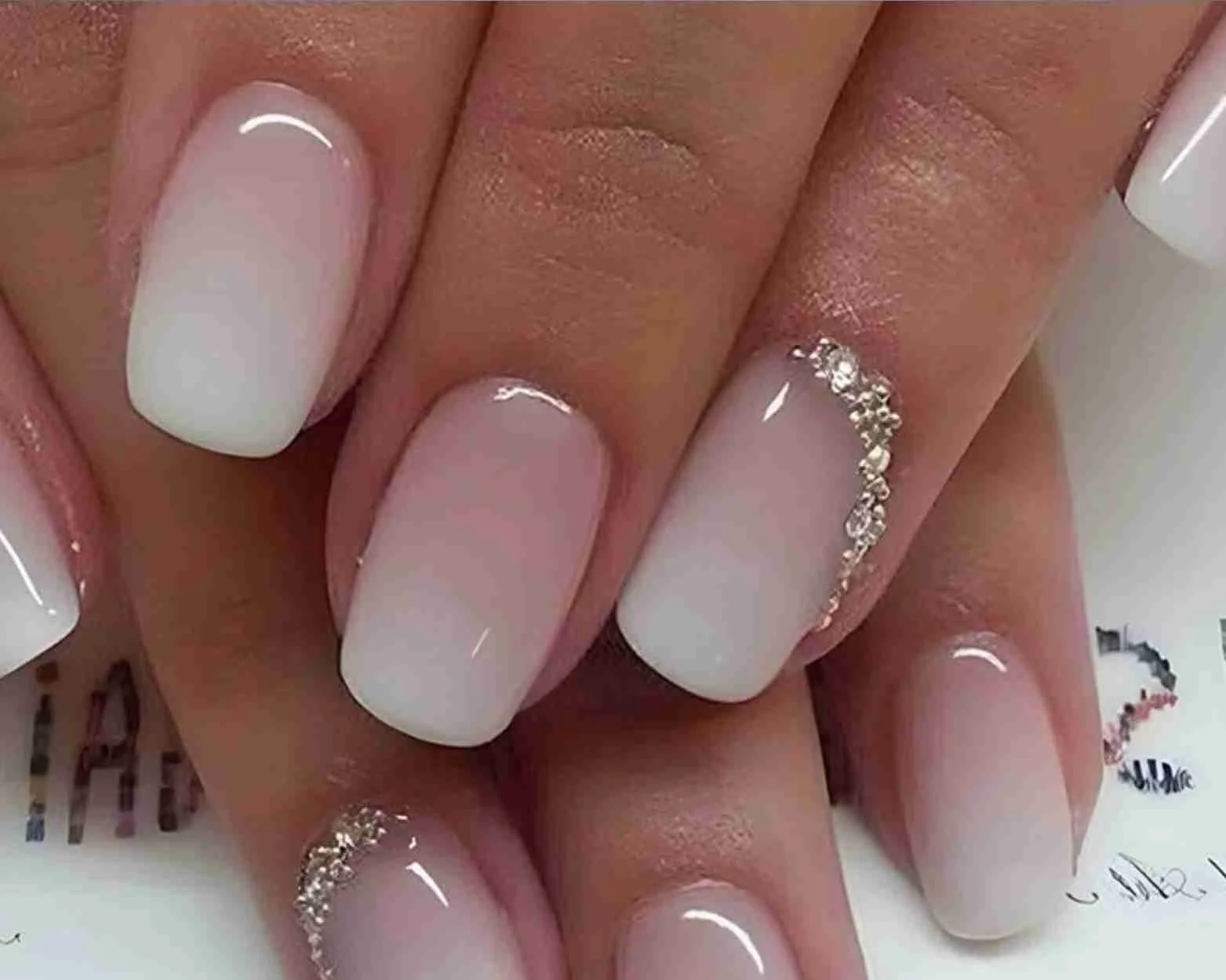 طراحی ناخن برای عروس ساده و شیک